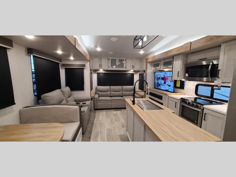 Prime Time RV Crusader 382MBH